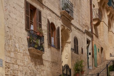 Valetta, Malta - 8 Haziran 2023: Malta 'nın Valetta şehrinde dar sokaklar boyunca uzanan tarihi binalar