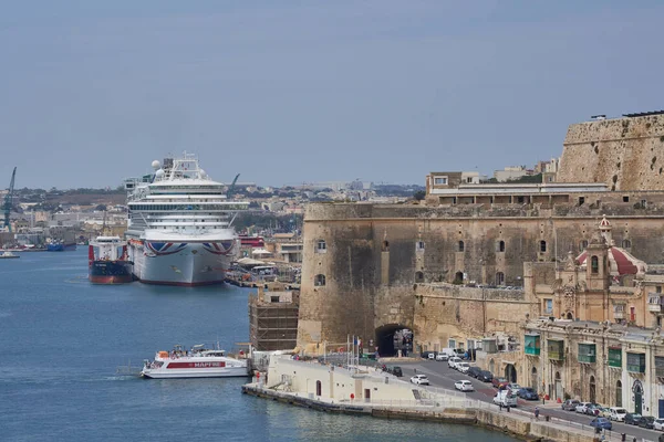 Valetta Malta Juni 2023 Stora Kryssningsfartyg Tillsammans Grand Harbour Valetta — Stockfoto