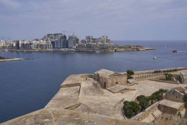 Valetta, Malta - 8 Haziran 2023: Malta Valetta siperlerinden izlenen tarihi Manoel Kalesi
