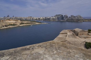 Valetta, Malta - 8 Haziran 2023: Malta Valetta siperlerinden izlenen tarihi Manoel Kalesi