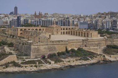 Valetta, Malta - 8 Haziran 2023: Malta Valetta siperlerinden izlenen tarihi Manoel Kalesi