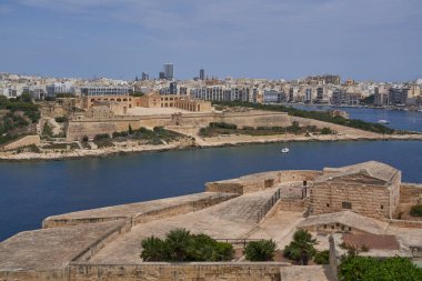 Valetta, Malta - 8 Haziran 2023: Malta Valetta siperlerinden izlenen tarihi Manoel Kalesi