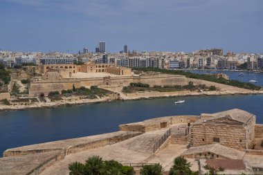Valetta, Malta - 8 Haziran 2023: Malta Valetta siperlerinden izlenen tarihi Manoel Kalesi