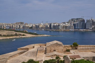 Valetta, Malta - 8 Haziran 2023: Malta Valetta siperlerinden izlenen tarihi Manoel Kalesi
