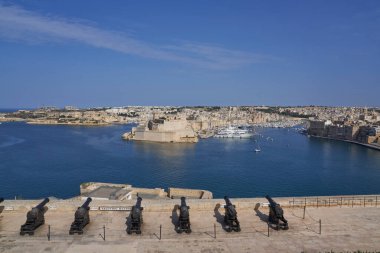 Valetta, Malta - 8 Haziran 2023: Yukarı Barrakka Bahçeleri 'nden Malta' daki Birgu ve Senglea 'ya kadar Grand Harbour' u izleyin