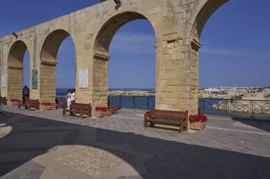 Valetta, Malta - 8 Haziran 2023: Yukarı Barrakka Bahçeleri 'nden Malta' daki Birgu ve Senglea 'ya kadar Grand Harbour' u izleyin