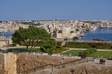 Valetta, Malta - 7 Haziran 2023: Valetta şehrinden Büyük Liman 'dan Birgu ve Senglea' ya manzara