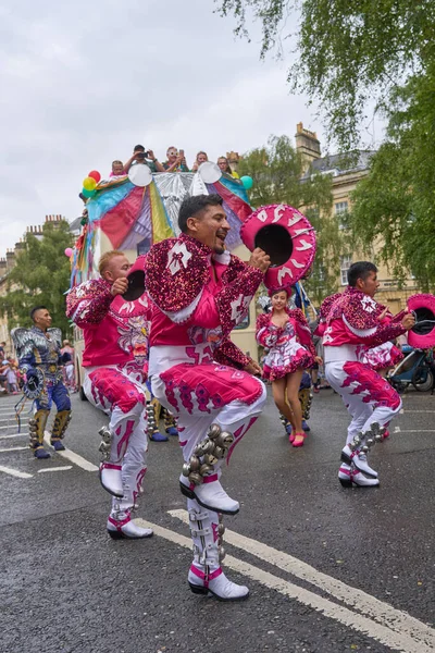 2023 역사적 서머셋의 바스의 거리를 지나며 의상을 행진하는 카포랄 댄서들 — 스톡 사진
