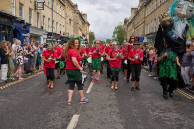 Bath, İngiltere, Birleşik Krallık - 8 Temmuz 2023: Dansçılar ve müzisyenler geleneksel karnavalda süslü kostümler içinde Bath sokaklarında geçit töreni yapıyorlar.