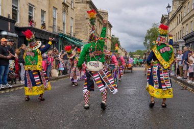 Bath, İngiltere, Birleşik Krallık - 8 Temmuz 2023: Tinkus dansçılar grubu geleneksel karnavalda Bath caddelerinde süslü kostümler içinde geçit töreni düzenledi.
