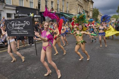 Bath, İngiltere, Birleşik Krallık - 8 Temmuz 2023: Dansçılar ve müzisyenler geleneksel karnavalda süslü kostümler içinde Bath sokaklarında geçit töreni yapıyorlar.