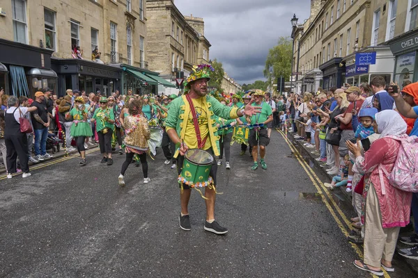 イギリス イングランド 2023年7月8日 毎年恒例のカーニバルでバースの街を練り歩く華やかな衣装を着たダンサーやミュージシャン — ストック写真