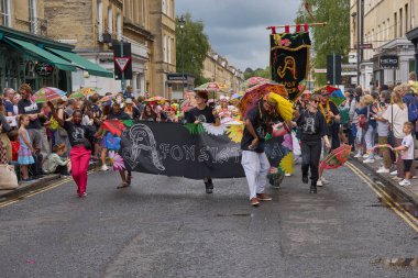 Bath, İngiltere, Birleşik Krallık - 8 Temmuz 2023: Dansçılar ve müzisyenler geleneksel karnavalda süslü kostümler içinde Bath sokaklarında geçit töreni yapıyorlar.