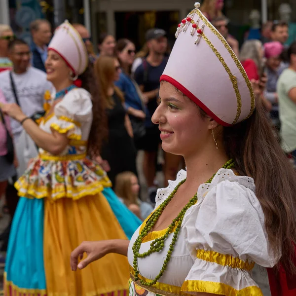 英国巴斯 2023年7月8日 在一年一度的嘉年华中 穿着华丽服装的舞蹈家和音乐家在巴斯街头游行 — 图库照片