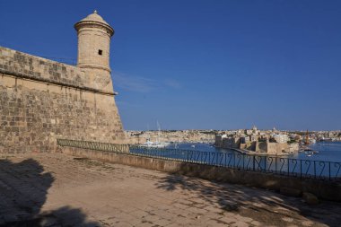 Valetta, Malta - 8 Haziran 2023: Valetta şehrinden Büyük Liman 'dan Birgu ve Senglea' ya manzara