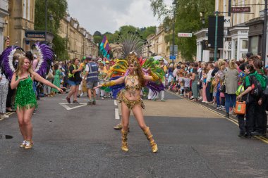 Bath, İngiltere, Birleşik Krallık - 8 Temmuz 2023: Dansçılar ve müzisyenler geleneksel karnavalda süslü kostümler içinde Bath sokaklarında geçit töreni yapıyorlar.