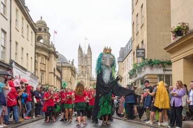 Bath, İngiltere, Birleşik Krallık - 8 Temmuz 2023: Dansçılar ve müzisyenler geleneksel karnavalda süslü kostümler içinde Bath sokaklarında geçit töreni yapıyorlar.