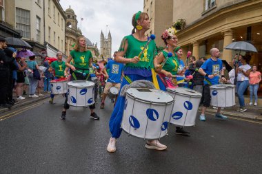 Bath, İngiltere, Birleşik Krallık - 8 Temmuz 2023: Dansçılar ve müzisyenler geleneksel karnavalda süslü kostümler içinde Bath sokaklarında geçit töreni yapıyorlar.