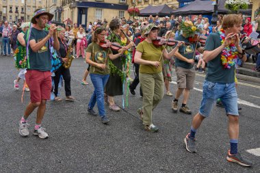 Bath, İngiltere, Birleşik Krallık - 8 Temmuz 2023: Dansçılar ve müzisyenler geleneksel karnavalda süslü kostümler içinde Bath sokaklarında geçit töreni yapıyorlar.