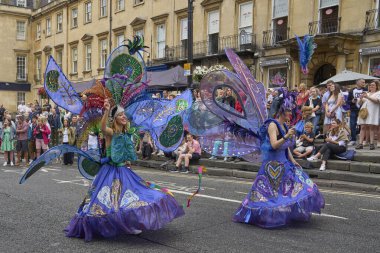 Bath, İngiltere, Birleşik Krallık - 8 Temmuz 2023: Dansçılar ve müzisyenler geleneksel karnavalda süslü kostümler içinde Bath sokaklarında geçit töreni yapıyorlar.