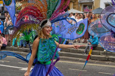 Bath, İngiltere, Birleşik Krallık - 8 Temmuz 2023: Dansçılar ve müzisyenler geleneksel karnavalda süslü kostümler içinde Bath sokaklarında geçit töreni yapıyorlar.