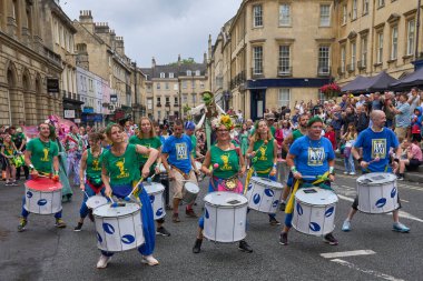 Bath, İngiltere, Birleşik Krallık - 8 Temmuz 2023: Dansçılar ve müzisyenler geleneksel karnavalda süslü kostümler içinde Bath sokaklarında geçit töreni yapıyorlar.