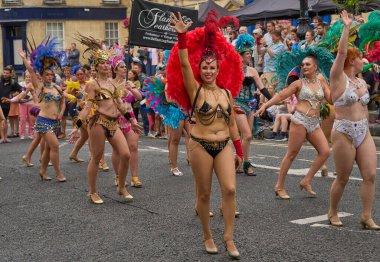 Bath, İngiltere, Birleşik Krallık - 8 Temmuz 2023: Dansçılar ve müzisyenler geleneksel karnavalda süslü kostümler içinde Bath sokaklarında geçit töreni yapıyorlar.