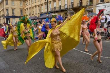 Bath, İngiltere, Birleşik Krallık - 8 Temmuz 2023: Dansçılar ve müzisyenler geleneksel karnavalda süslü kostümler içinde Bath sokaklarında geçit töreni yapıyorlar.