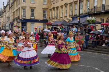 Bath, İngiltere, Birleşik Krallık - 8 Temmuz 2023: Dansçılar ve müzisyenler geleneksel karnavalda süslü kostümler içinde Bath sokaklarında geçit töreni yapıyorlar.