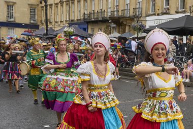 Bath, İngiltere, Birleşik Krallık - 8 Temmuz 2023: Dansçılar ve müzisyenler geleneksel karnavalda süslü kostümler içinde Bath sokaklarında geçit töreni yapıyorlar.