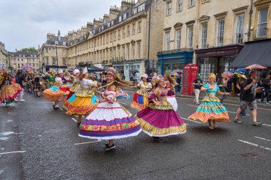 Bath, İngiltere, Birleşik Krallık - 8 Temmuz 2023: Dansçılar ve müzisyenler geleneksel karnavalda süslü kostümler içinde Bath sokaklarında geçit töreni yapıyorlar.