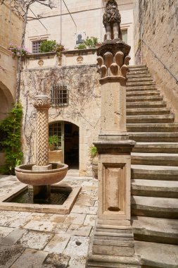 Rabat, Malta - 10 Haziran 2023: Malta 'nın tarihi güçlendirilmiş Rabat kentindeki bir tüccar evinin tenha avlusu