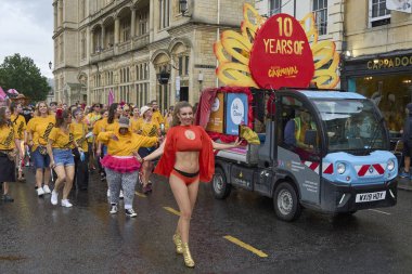 Bath, İngiltere, Birleşik Krallık - 8 Temmuz 2023: Dansçılar ve müzisyenler geleneksel karnavalda süslü kostümler içinde Bath sokaklarında geçit töreni yapıyorlar.