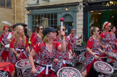 Bath, İngiltere, Birleşik Krallık - 8 Temmuz 2023: Dansçılar ve müzisyenler geleneksel karnavalda süslü kostümler içinde Bath sokaklarında geçit töreni yapıyorlar.