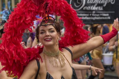 Bath, İngiltere, Birleşik Krallık - 8 Temmuz 2023: Dansçılar ve müzisyenler geleneksel karnavalda süslü kostümler içinde Bath sokaklarında geçit töreni yapıyorlar.