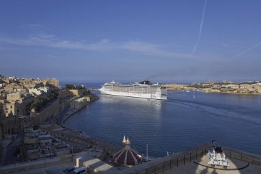 Valetta, Malta - 11 Haziran 2023: Malta Valetta 'daki Grand Harbour' dan çıkan büyük yolcu gemisi