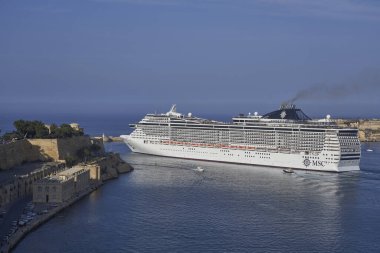 Valetta, Malta - 11 Haziran 2023: Malta Valetta 'daki Grand Harbour' dan çıkan büyük yolcu gemisi