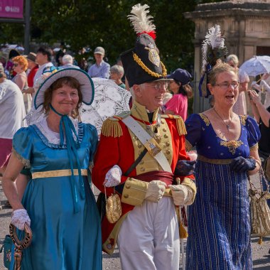 Bath, İngiltere, Birleşik Krallık - 9 Eylül 2023: İngiltere 'nin Somerset kentinde düzenlenen yıllık Jane Austen festivali kapsamında Gürcistan döneminden kalma kostüm giymiş insanların geçit töreni                                