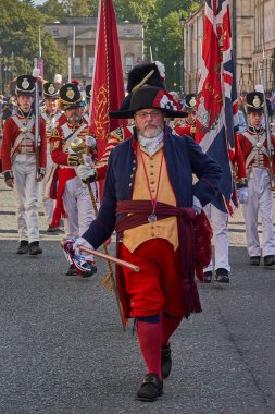 Bath, İngiltere, Birleşik Krallık - 9 Eylül 2023: İngiltere 'nin Somerset kentinde düzenlenen yıllık Jane Austen festivali kapsamında Gürcistan döneminden kalma kostüm giymiş insanların geçit töreni                                