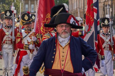 Bath, İngiltere, Birleşik Krallık - 9 Eylül 2023: İngiltere 'nin Somerset kentinde düzenlenen yıllık Jane Austen festivali kapsamında Gürcistan döneminden kalma kostüm giymiş insanların geçit töreni                                