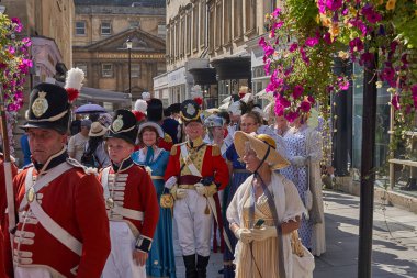 Bath, İngiltere, Birleşik Krallık - 9 Eylül 2023: İngiltere 'nin Somerset kentinde düzenlenen yıllık Jane Austen festivali kapsamında Gürcistan döneminden kalma kostüm giymiş insanların geçit töreni                                