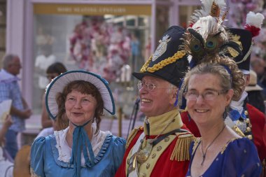 Bath, İngiltere, Birleşik Krallık - 9 Eylül 2023: İngiltere 'nin Somerset kentinde düzenlenen yıllık Jane Austen festivali kapsamında Gürcistan döneminden kalma kostüm giymiş insanların geçit töreni                                