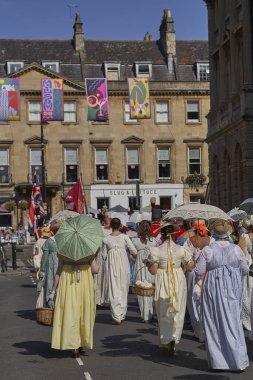 Bath, İngiltere, Birleşik Krallık - 9 Eylül 2023: İngiltere 'nin Somerset kentinde düzenlenen yıllık Jane Austen festivali kapsamında Gürcistan döneminden kalma kostüm giymiş insanların geçit töreni                                