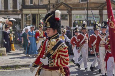 Bath, İngiltere, Birleşik Krallık - 9 Eylül 2023: İngiltere 'nin Somerset kentinde düzenlenen yıllık Jane Austen festivali kapsamında Gürcistan döneminden kalma kostüm giymiş insanların geçit töreni                                