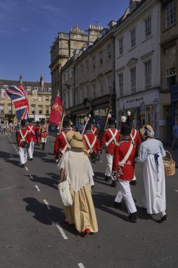 Bath, İngiltere, Birleşik Krallık - 9 Eylül 2023: İngiltere 'nin Somerset kentinde düzenlenen yıllık Jane Austen festivali kapsamında Gürcistan döneminden kalma kostüm giymiş insanların geçit töreni                                