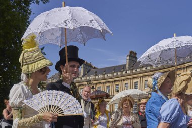Bath, İngiltere, Birleşik Krallık - 9 Eylül 2023: İngiltere 'nin Somerset kentinde düzenlenen yıllık Jane Austen festivali kapsamında Gürcistan döneminden kalma kostüm giymiş insanların geçit töreni                                