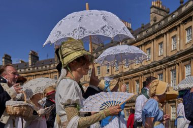 Bath, İngiltere, Birleşik Krallık - 9 Eylül 2023: İngiltere 'nin Somerset kentinde düzenlenen yıllık Jane Austen festivali kapsamında Gürcistan döneminden kalma kostüm giymiş insanların geçit töreni                                