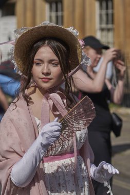 Bath, İngiltere, Birleşik Krallık - 9 Eylül 2023: İngiltere 'nin Somerset kentinde düzenlenen yıllık Jane Austen festivali kapsamında Gürcistan döneminden kalma kostüm giymiş insanların geçit töreni                                