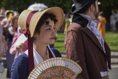 Bath, İngiltere, Birleşik Krallık - 9 Eylül 2023: İngiltere 'nin Somerset kentinde düzenlenen yıllık Jane Austen festivali kapsamında Gürcistan döneminden kalma kostüm giymiş insanların geçit töreni                                