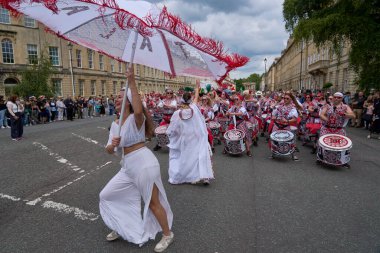 Bath, İngiltere, Birleşik Krallık - 13 Temmuz 2024: Somerset 'teki tarihi Bath kentinin caddelerinde ilerleyen yıllık karnaval davul grubu.